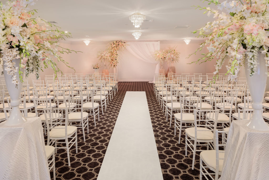 Avenir | Indoor Wedding Ceremony | Roberto Farren