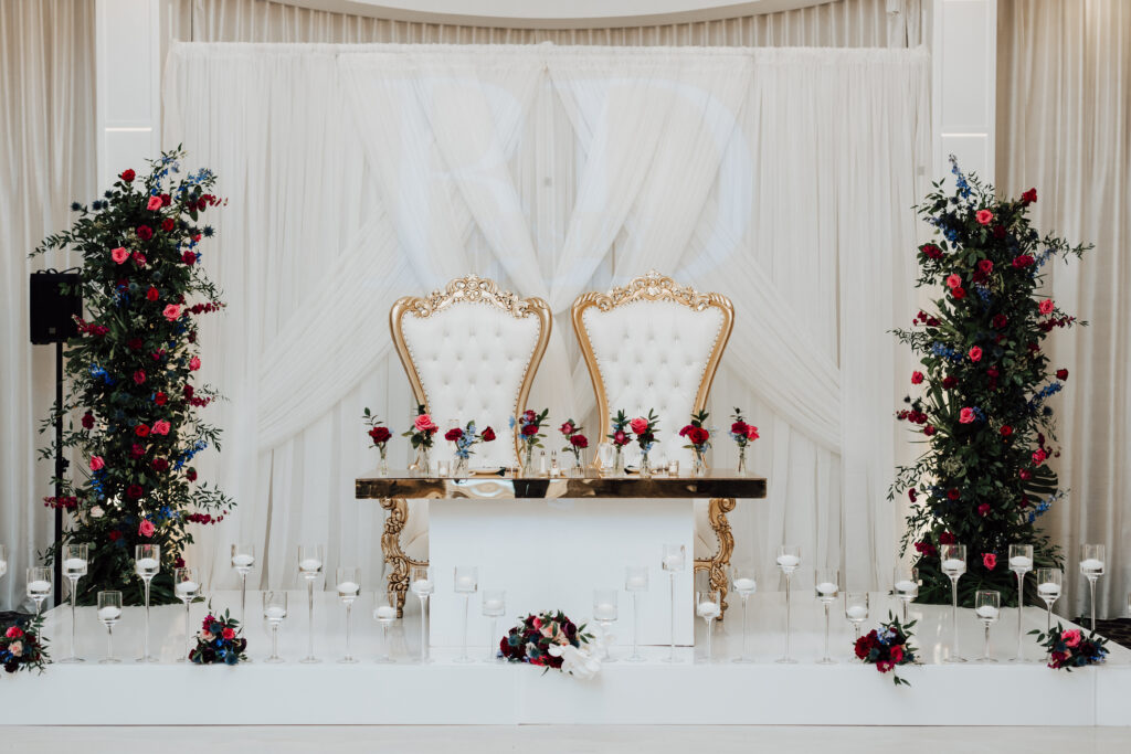 Avenir | Sweetheart Table with Thrones on Stage